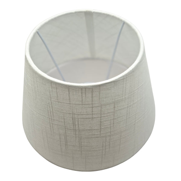 Moderner Lampenschirm in Weiß mit einem Durchmesser von 25 cm. Ideal für eine frische und zeitgemäße Raumgestaltung.