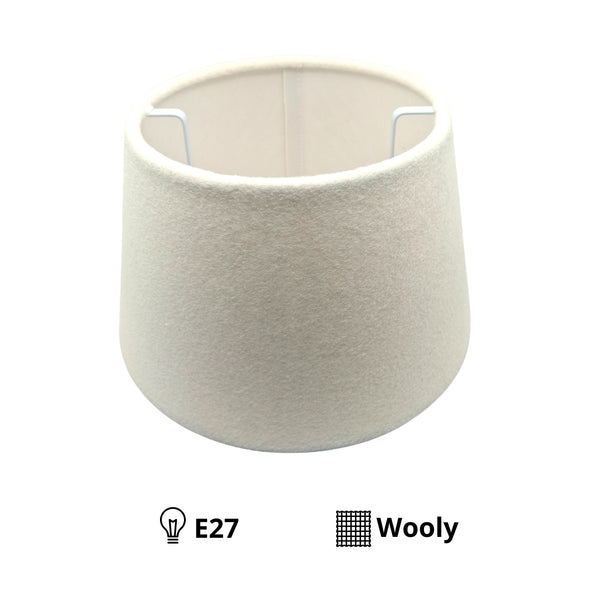 Der weiße Lampenschirm aus Wolle vereint modernes Design mit gemütlicher Atmosphäre. Perfekt für stilvolle Beleuchtung.