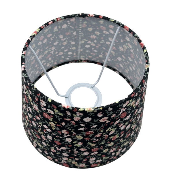 Von oben betrachtet zeigt der schwarze Lampenschirm Drum eine moderne, zeitlose Eleganz. Perfekt für jeden Raum.