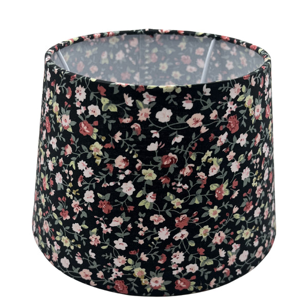 Der schwarze Lampenschirm Drum bezaubert mit seinem schlichten Design.