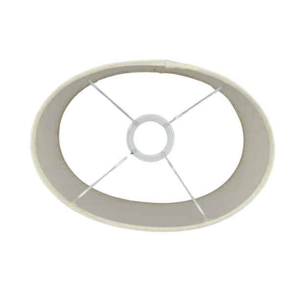 Detailaufnahme des ovalen Lampenschirms in sanftem Creme. Ideal für eine warme, einladende Atmosphäre in jedem Raum.