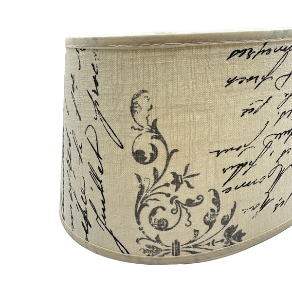 Detailaufnahme des ovalen Lampenschirms in Creme. Er bringt warmes Licht und verleiht jedem Raum eine gemütliche Atmosphäre.