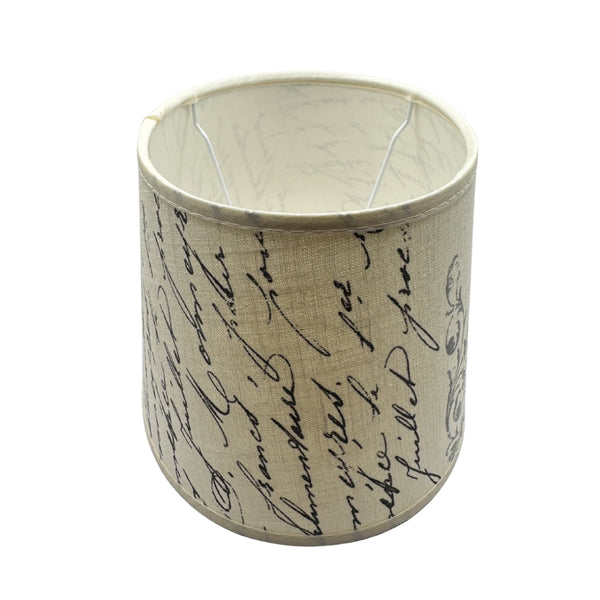 Detailaufnahme des ovalen Lampenschirms in Creme. Er verleiht jedem Raum eine warme, gemütliche Atmosphäre.