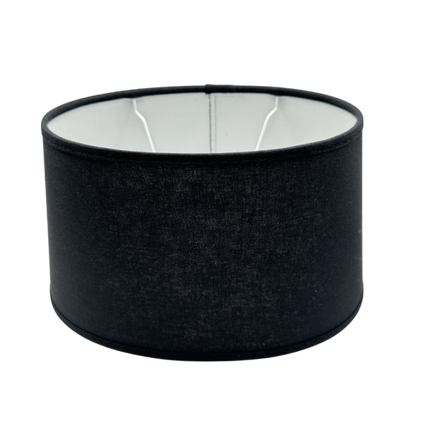 Schwarzer ovaler Lampenschirm von Various in zeitlosem Design. Er erzeugt eine elegante Atmosphäre in jedem Raum.