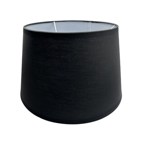Der schwarze Lampenschirm Drum von Various bringt elegante Akzente in jeden Raum. Ideal für stimmungsvolles Licht.