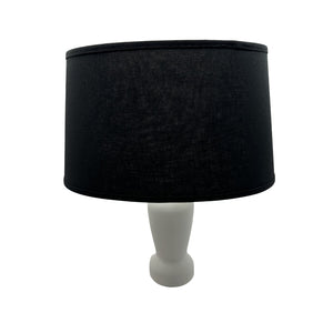 Schwarzer ovaler Lampenschirm von Various mit zeitloser Eleganz. Ideal für stimmungsvolle Beleuchtung in jedem Raum.