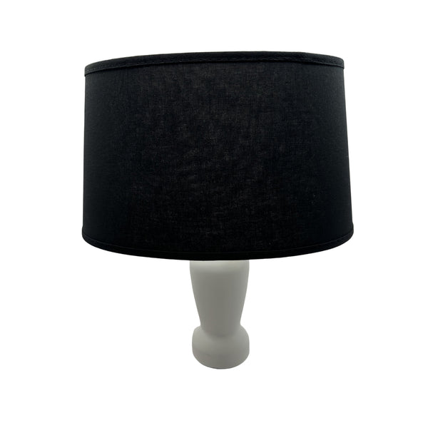 Schwarzer ovaler Lampenschirm von Various mit zeitloser Eleganz. Ideal für stimmungsvolle Beleuchtung in jedem Raum.