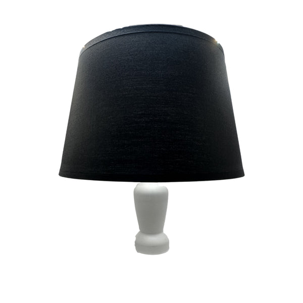 Der schwarze Lampenschirm Drum verleiht jedem Raum eine moderne Note. Ideal für stimmungsvolle Beleuchtungseinstellungen.