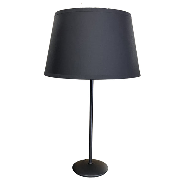 Der schwarze Lampenschirm Drum von Various verleiht jedem Raum einen modernen Akzent. Ideal für stimmungsvolle Beleuchtung.