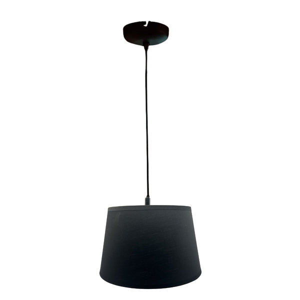 Detailaufnahme des modernen Lampenschirms in Schwarz. Ideal für stilvolle Akzente in Ihrem Wohnraum.