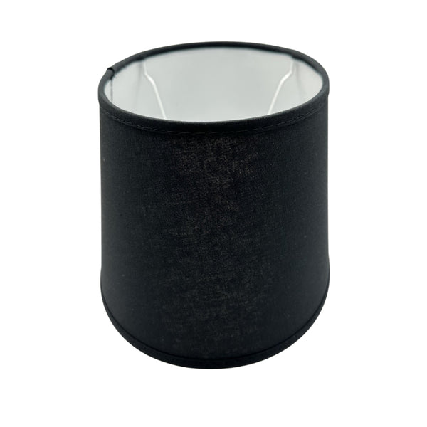 Detailansicht des ovalen Lampenschirms in elegantem Schwarz. Perfekt für zeitlose Akzente in jedem Wohnraum.