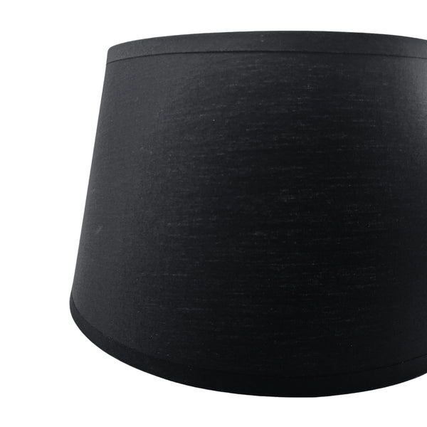 Detailaufnahme des schwarzen Lampenschirms Drum mit modernem Design. Er verleiht jedem Raum einen eleganten Akzent.