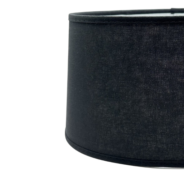 Eleganter ovaler Lampenschirm in Schwarz, ideal für zeitlose Beleuchtung. Perfekt für verschiedene Lampenarten.
