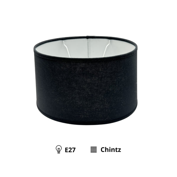 Detailaufnahme des ovalen Lampenschirms in Schwarz. Dieser zeitlose Schirm bringt Eleganz in jedes Zuhause.