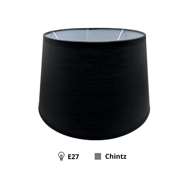 Detailansicht des schwarzen Lampenschirms Drum mit modernem Design. Er verleiht jedem Raum eine stilvolle Atmosphäre.