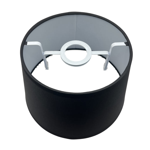 Schwarzer Lampenschirm im modernen Drum-Design. Ideal für stilvolle Akzente in jedem Raum und harmonische Lichtgestaltung.