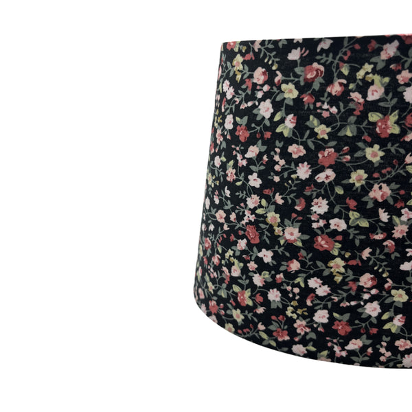 Eleganter ovaler Lampenschirm in Schwarz mit einer Höhe von 16,5 cm. Ideal für stimmungsvolle Beleuchtung in jedem Raum.