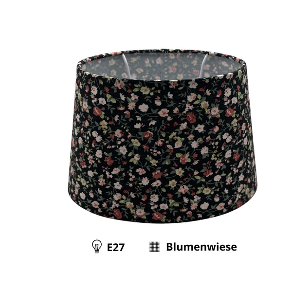 Detailaufnahme des ovalen Lampenschirms in elegantem Schwarz. Perfekt für stilvolle Akzente in jedem Raum.