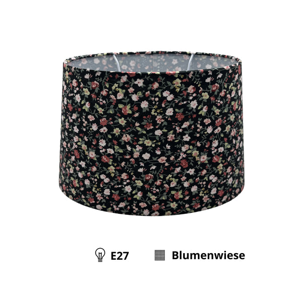 Detailaufnahme des ovalen Lampenschirms in Schwarz. Perfekt für eine moderne und elegante Beleuchtung in jedem Raum.