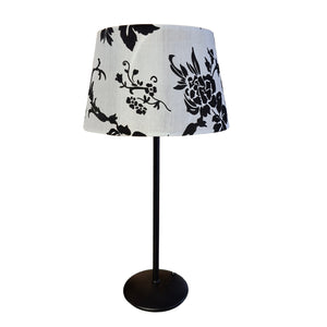 Eleganter Lampenschirm in Schwarz/Weiß aus Chintz für einen vintage Akzent. Ideal für stilvolle Tisch- und Stehleuchten.
