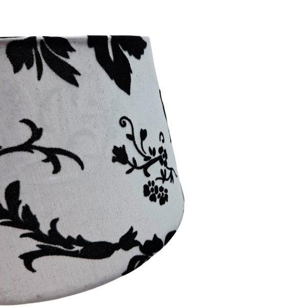 Eleganter Lampenschirm in Schwarz und Weiß aus Chintz. Er verleiht jedem Raum einen Hauch von Vintage-Charme und Stil.