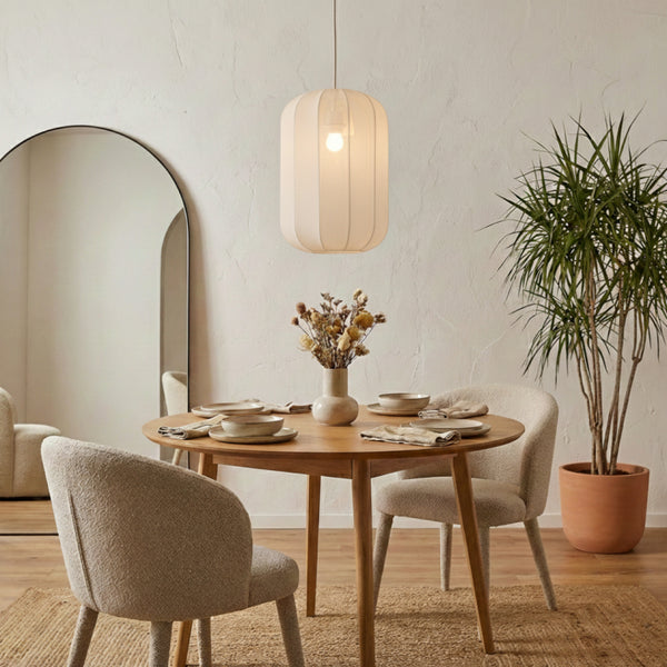 Detailansicht der Pendelleuchte Lecce in Creme. Ihr Japandi-Design bringt natürliche Eleganz in jeden Raum.