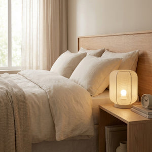Die cremefarbene Tischleuchte Lecce vereint Japandi-Design mit sanfter Stimmung. Perfekt für gemütliche Abende.