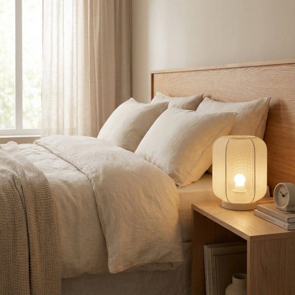 Die cremefarbene Tischleuchte Lecce vereint Japandi-Design mit sanfter Stimmung. Perfekt für gemütliche Abende.