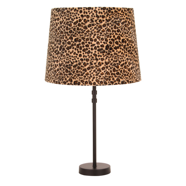Der große Lampenschirm Leo in sanftem Beige kreiert eine gemütliche Atmosphäre. Ideal für entspannte Abende im Wohnzimmer.