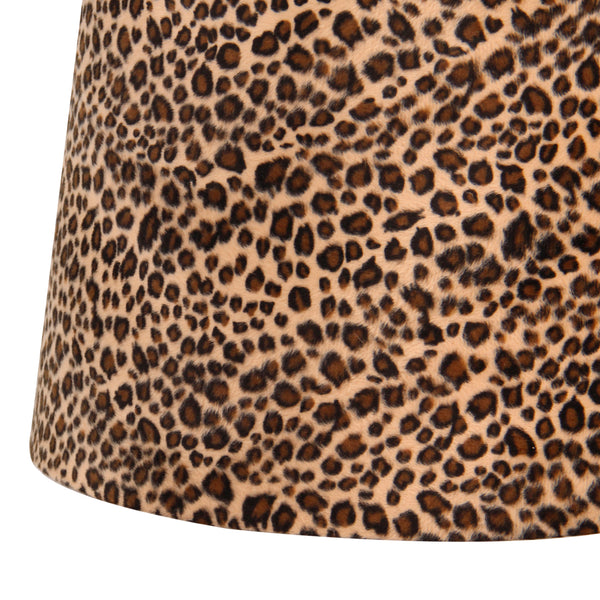 Detailansicht des Lampenschirms Leo in sanftem Beige. Dieser Schirm verleiht jedem Raum eine warme, einladende Atmosphäre.