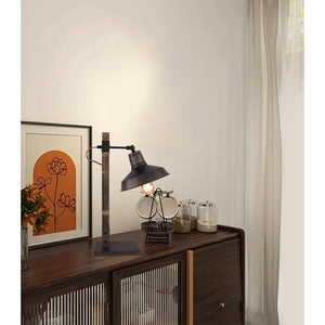 Die schwarze Max Tischleuchte von Various bringt modernes Design in Ihr Zuhause. Ideal für stimmungsvolles Licht am Abend.