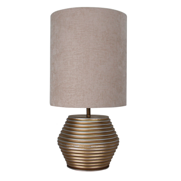 Die moderne Tischleuchte Tin in Gold und Creme setzt elegante Akzente. Ideal für ein stilvolles Ambiente im Wohnraum.