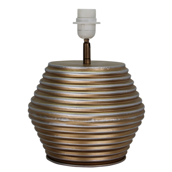 Detailaufnahme der eleganten Tischleuchte Tin in Gold und Creme. Diese Leuchte bringt modernen Luxus in jeden Raum.