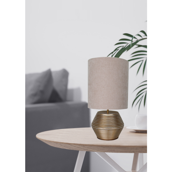 Detailaufnahme der Various Tin Tischleuchte in edlem Gold und Creme. Sie verleiht jedem Raum einen modernen Glanz.