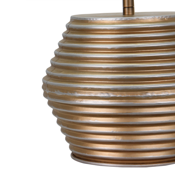 Detailaufnahme der modernen Tischleuchte Tin in Gold und Creme. Sie verleiht jedem Raum einen Hauch von Eleganz.