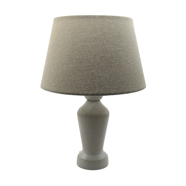 Der cremefarbene Lampenfuß Mona begeistert mit vintage Charme. Ideal für eine gemütliche Atmosphäre in jedem Raum.