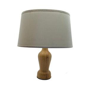 Der natürliche Lampenfuß Mona aus Buchenholz bringt zeitloses Vintage-Design in jeden Raum. Ideal für individuelle Lampen.