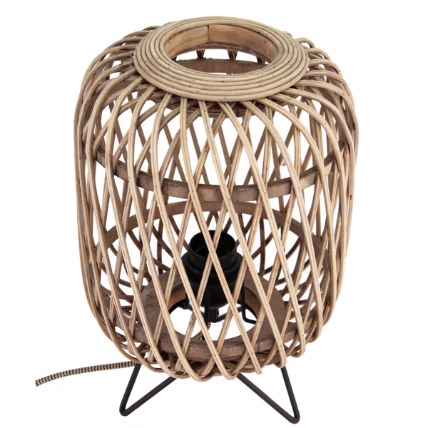 Die beige Tischleuchte Cross ist ein echter Blickfang. Perfekt für ein gemütliches, ländliches Ambiente.