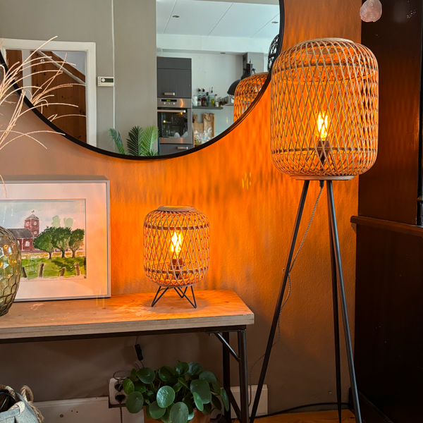Beige Tischleuchte Cross mit harmonischem, ländlichem Flair.