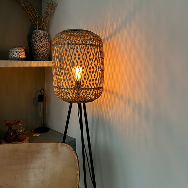 Beige Stehleuchte Cross bringt ländliche Gemütlichkeit ins Wohnzimmer. Ideal für entspannte Abende.