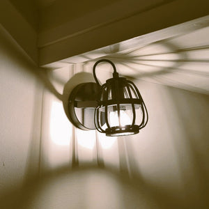 Die schwarze Deckenleuchte Nature Trapeze verleiht einem ländlichen Ambiente das perfekte Licht. Ideal für gemütliche Abende.