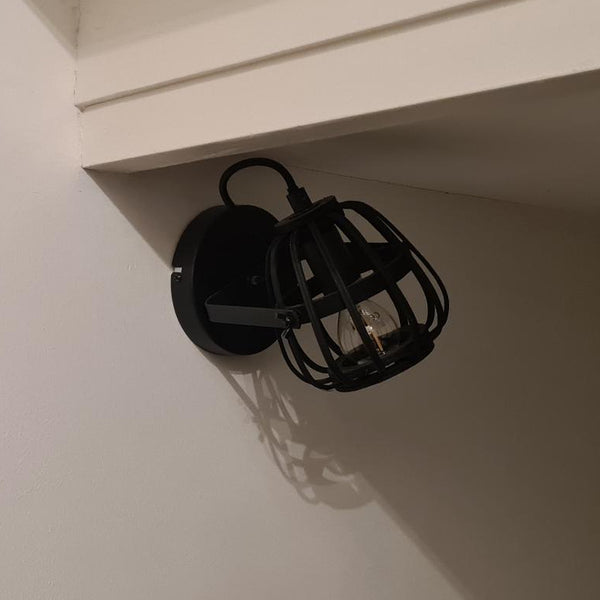 Detailaufnahme der schwarzen Chericoni Nature Trapeze Deckenleuchte. Ideal für eine rustikale und einladende Wohnatmosphäre.