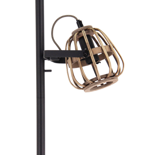 Detailaufnahme der braunen Nature Trapeze Stehleuchte. Ideal für ein gemütliches, ländliches Ambiente im Wohnraum.