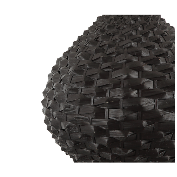 Detailaufnahme der braunen Pendelleuchte Nature Treccia. Ihr rustikales Design bringt Wärme in jedes Ambiente.