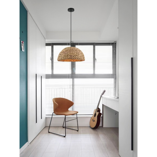 Detailansicht der braunen Pendelleuchte Nature Treccia. Diese Boho-Leuchte bringt Wärme und Natürlichkeit in jeden Raum.
