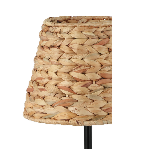 Detailaufnahme der braunen Tischleuchte Nature Treccia. Ihr rustikales Design bringt Wärme in jede Landhauswohnung.