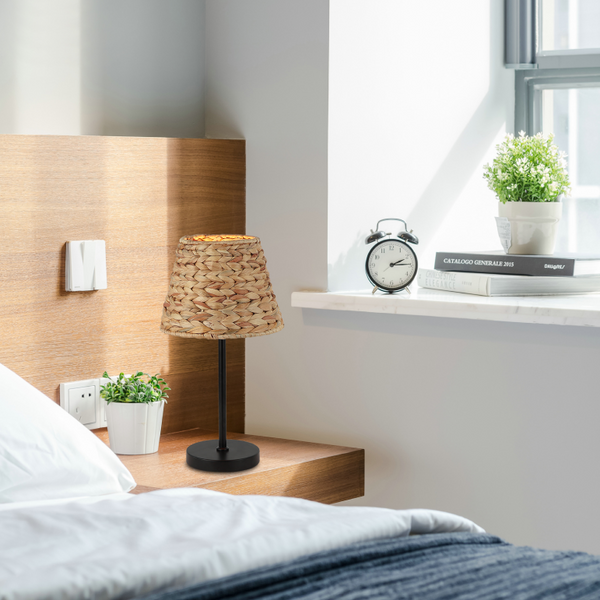 Detailansicht der braunen Tischleuchte Nature Treccia, ideal für ein gemütliches, ländliches Ambiente.
