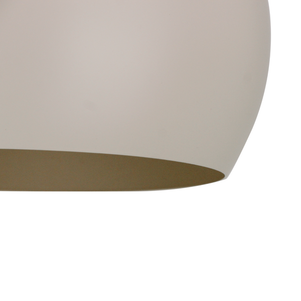 Detailaufnahme der modernen Deckenleuchte Sfera in sanftem Beige. Sie harmoniert perfekt mit jedem Einrichtungskonzept.