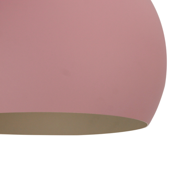 Detailansicht der rosa Sfera Deckenleuchte mit modernem Design. Sie fügt jedem Raum einen Hauch von Eleganz hinzu.
