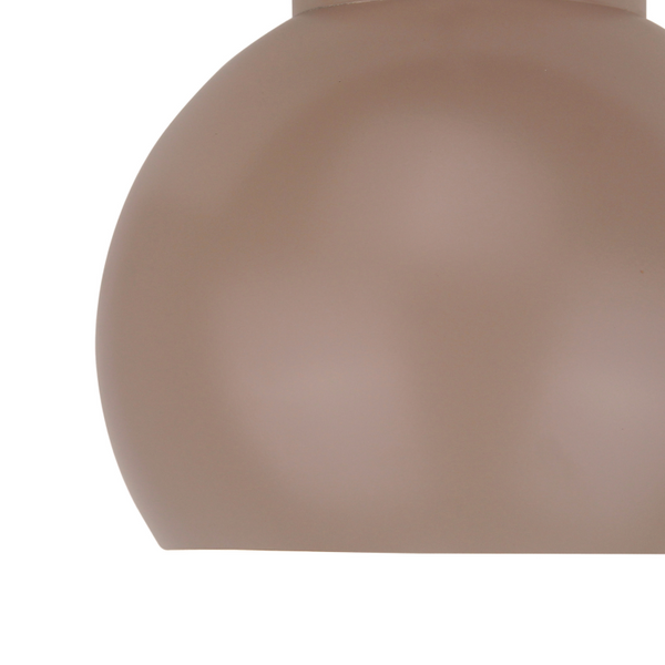 Detailaufnahme der taupefarbenen Deckenleuchte Sfera. Ihr modernes Design setzt elegante Akzente in jedem Raum.